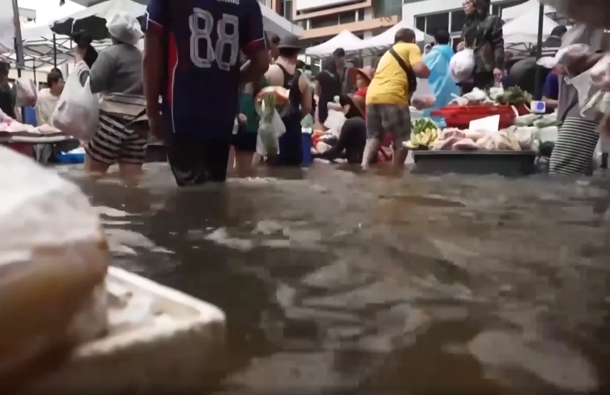 Th&aacute;i Lan: Đường phố Bangkok vẫn ngập s&acirc;u d&ugrave; mưa đ&atilde; giảm- Ảnh 1.