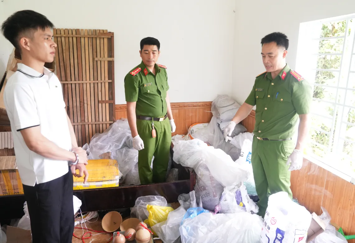 Ph&aacute;t hiện gần 1 tấn ph&aacute;o v&agrave; nguy&ecirc;n liệu chế tạo ph&aacute;o tại nh&agrave; d&acirc;n ở Nghệ An - Ảnh 1.