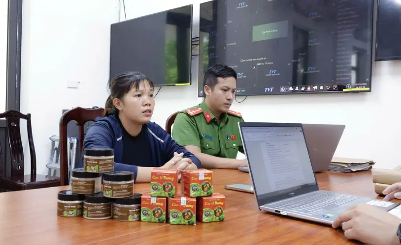 Hà Nội: Quảng cáo “thuốc nam gia truyền” chữa khối u để lừa đảo, 8 người bị khởi tố - Ảnh 2.