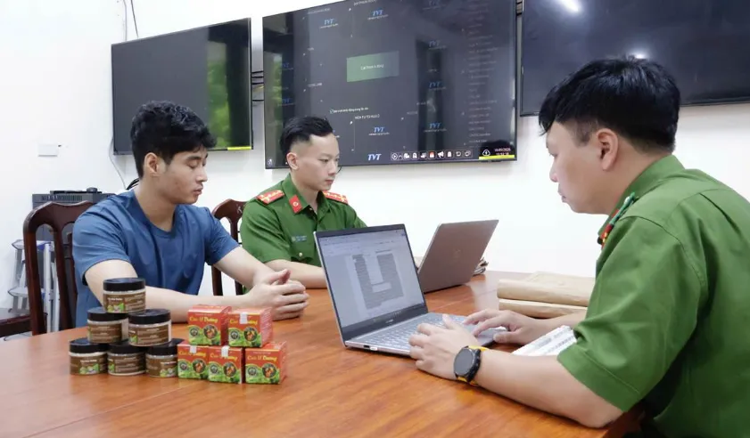 Hà Nội: Quảng cáo “thuốc nam gia truyền” chữa khối u để lừa đảo, 8 người bị khởi tố - Ảnh 1.