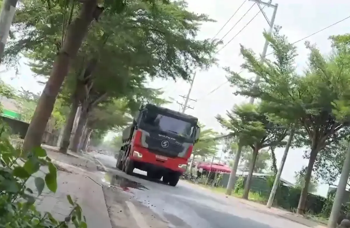 Xe tải trọng lớn ngang nhiên lưu thông vào đường cấm ở Thành phố Hồ Chí Minh - Ảnh 2.