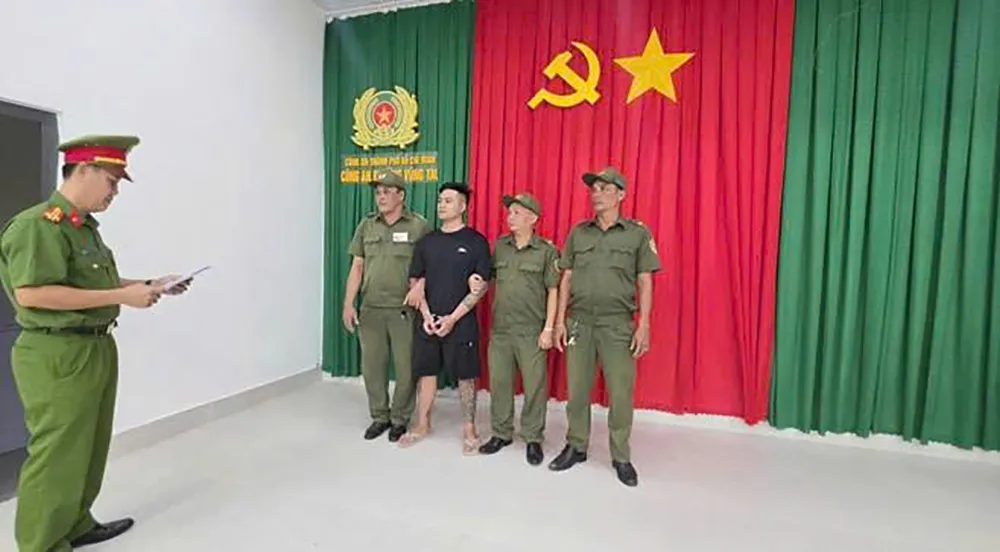 Khởi tố t&agrave;i xế &ocirc; t&ocirc; t&ocirc;ng 2 chị em đi xe m&aacute;y rồi bỏ trốn - Ảnh 1.