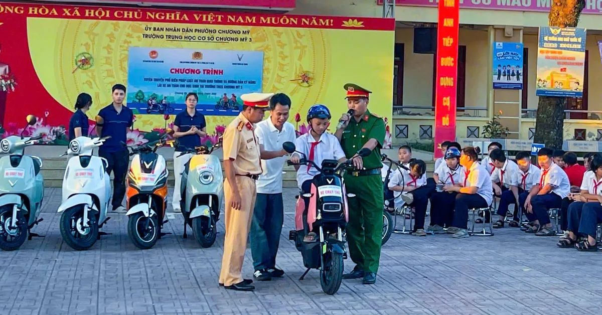 Hà Nội: 1.362 học sinh Trường THCS Chương Mỹ 3 được tuyên truyền an toàn giao thông - Ảnh 2.