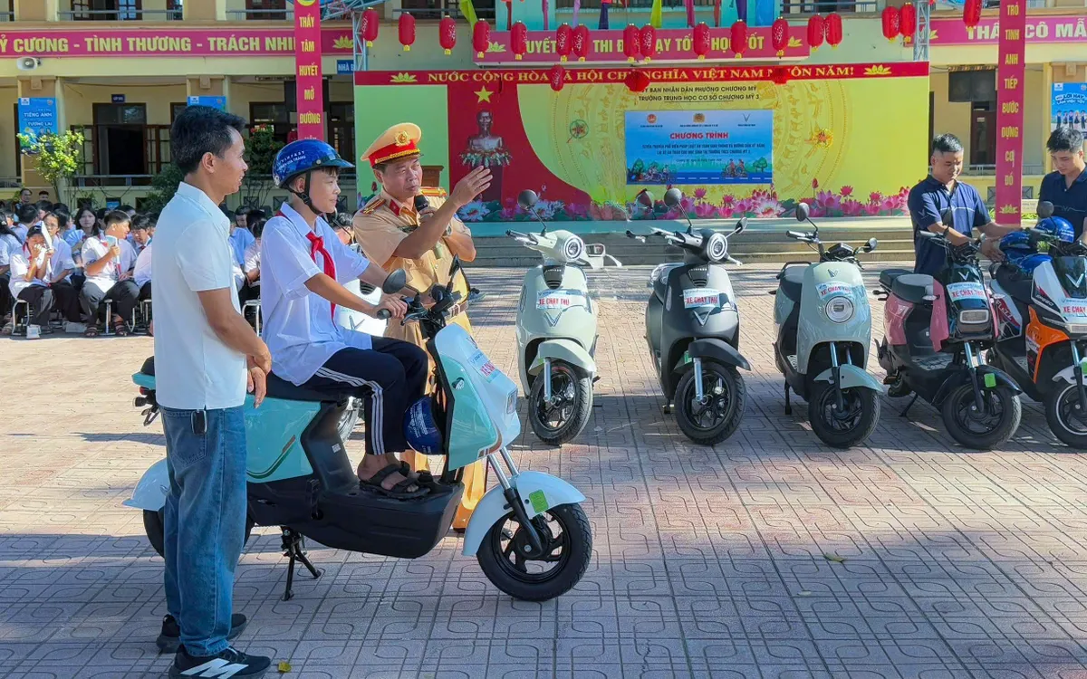Trung tá Nguyễn Quang Việt, Phó Đội trưởng Đội CSGT đường bộ số 12 hướng dẫn học sinh điều khiển xe máy điện.