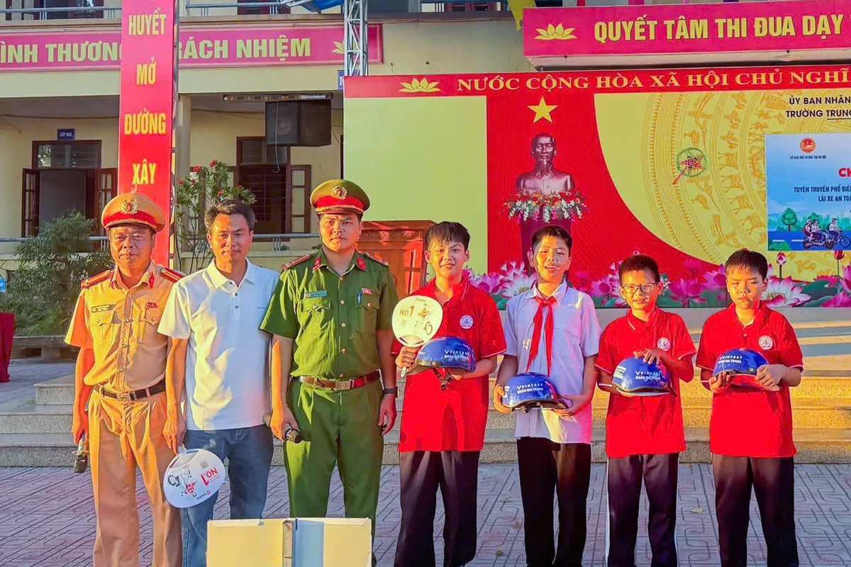 Hà Nội: 1.362 học sinh Trường THCS Chương Mỹ 3 được tuyên truyền an toàn giao thông - Ảnh 1.