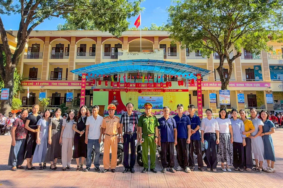 Hà Nội: 1.362 học sinh Trường THCS Chương Mỹ 3 được tuyên truyền an toàn giao thông - Ảnh 4.