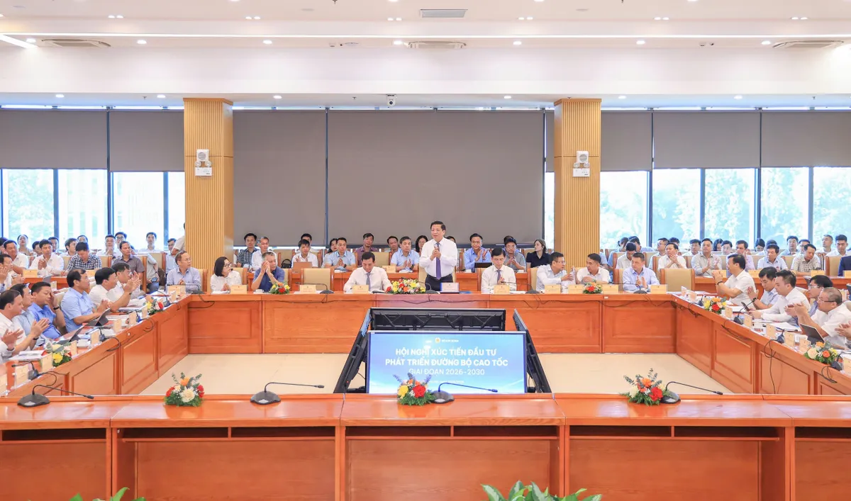 Quyết tâm hoàn thành 5.000km đường bộ cao tốc vào năm 2030 - Ảnh 1.