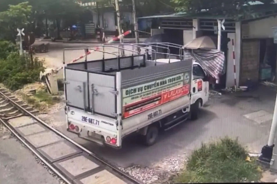 Xử phạt tài xế xe tải lùi xe làm hư hỏng cần chắn đường sắt- Ảnh 1.