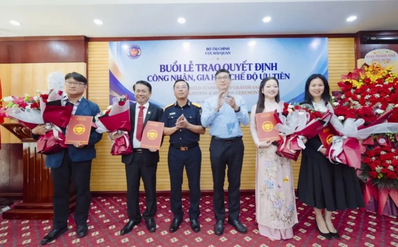 Hải quan trao công nhận doanh nghiệp ưu tiên cho 3 doanh nghiệp FDI - Ảnh 2.