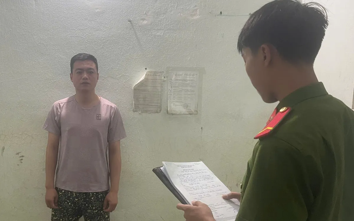 Cơ quan Cảnh sát điều tra Công an TP Đà Nẵng tống đạt các quyết định đối với Nguyễn Hải Đăng. Ảnh: Công an TP Đà Nẵng