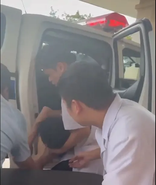 CSGT kịp thời cứu cháu bé đuối nước qua cơn nguy kịch - Ảnh 1.