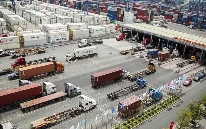 Hàng hóa xuất nhập khẩu tại Tân Cảng Sài Gòn. (Ảnh: Hồng Đạt/TTXVN)