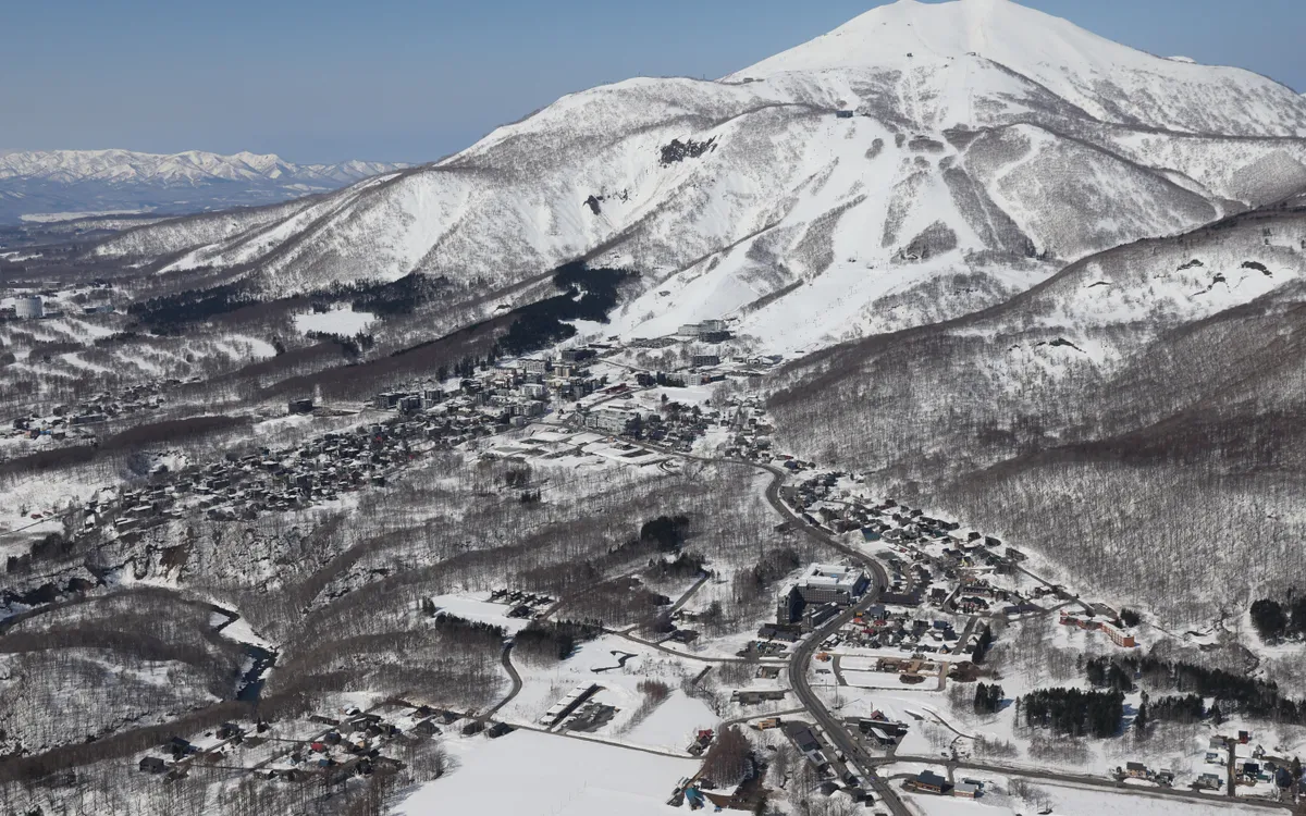 Quang cảnh thị trấn Niseko, nơi có các khu nghỉ dưỡng trượt tuyết trải dài từ Niseko Annupuri ở Hokkaido, Nhật Bản (Ảnh: Reuters)