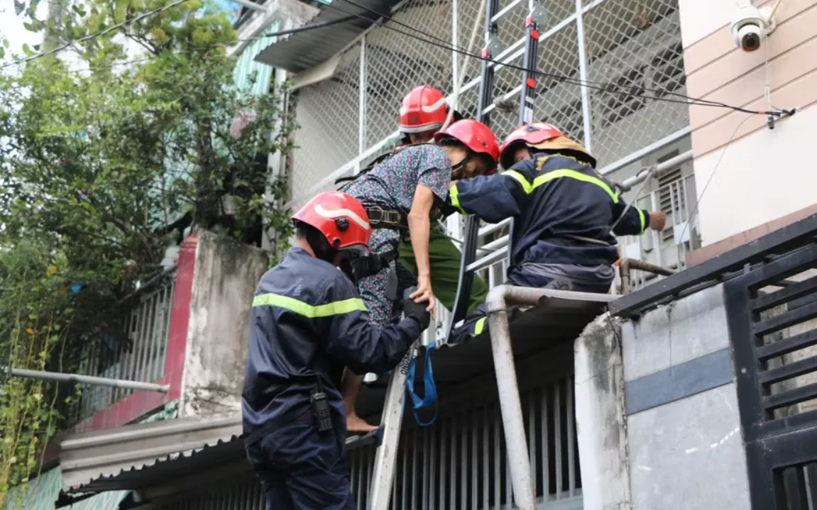 Nạn nhân được cứu nạn kịp thời. (Ảnh: TTXVN)