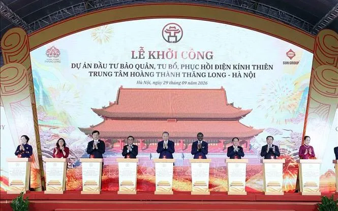 Tổng Bí thư, Chủ tịch nước Tô Lâm và các đại biểu thực hiện nghi thức khởi công Dự án đầu tư Bảo quản, tu bổ, phục hồi Điện Kính Thiên. Ảnh: TTXVN

