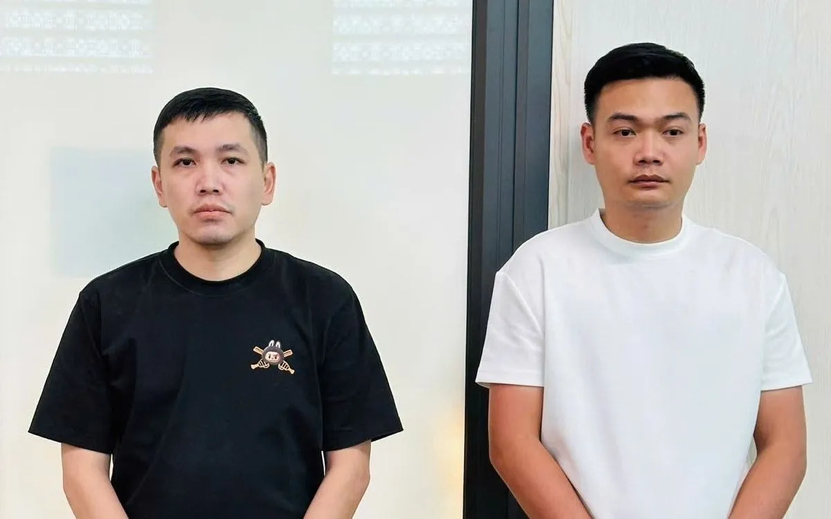 Đối tượng Võ Đại Trường Lâm (trái) và Lê Trọng Hải Anh tại cơ quan điều tra. Ảnh: CACC