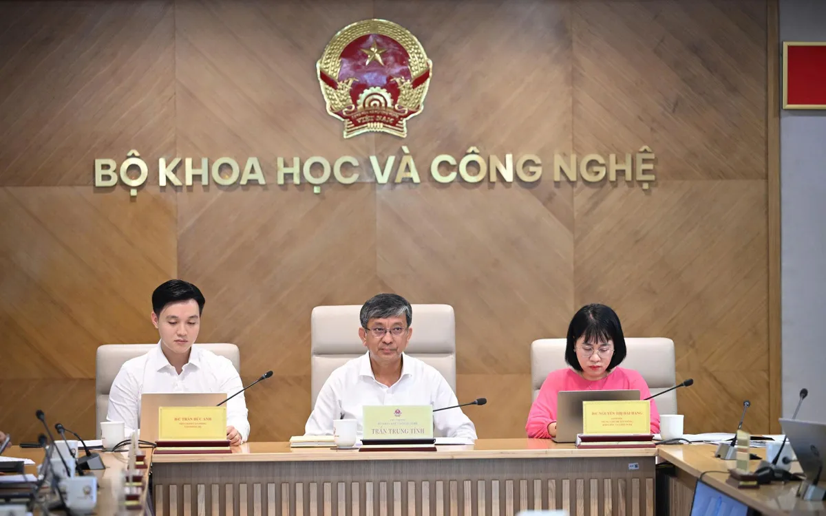 Thứ trưởng Bộ KH&CNệ Trần Trung Tính (giữa) chủ trì họp báo.