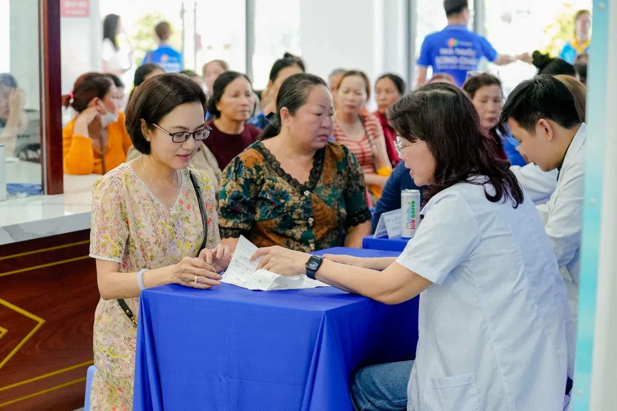 Long Ch&acirc;u c&ugrave;ng ng&agrave;nh Y tế TP Hồ Ch&iacute; Minh nối d&agrave;i chương tr&igrave;nh &ldquo;H&agrave;nh tr&igrave;nh sức khỏe&rdquo; tại C&ocirc;n Đảo - Ảnh 4.