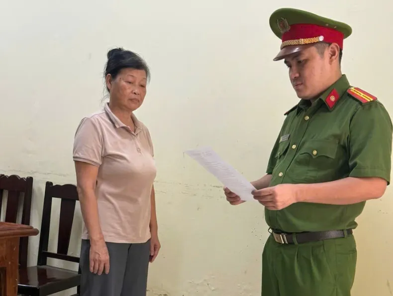 Khởi tố thủ quỹ v&agrave; th&agrave;nh vi&ecirc;n ban quản l&yacute; bếp ăn &ldquo;ăn chặn&rdquo; tiền ăn của học sinh trường nội tr&uacute; - Ảnh 1.