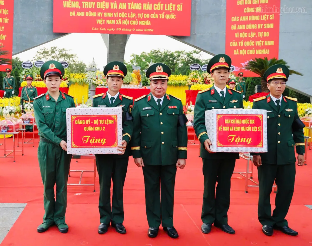 Phó Thủ tướng Phạm Thị Thanh Trà dự Lễ truy điệu, an táng hài cốt liệt sĩ tại Lào Cai - Ảnh 3.