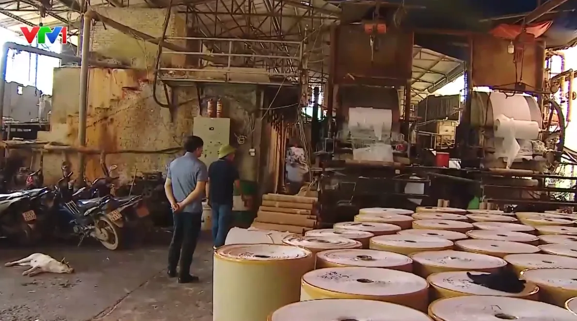 Cơ sở sản xuất giấy ở Phú Thọ vẫn hoạt động sau khi bị đình chỉ - Ảnh 1.
