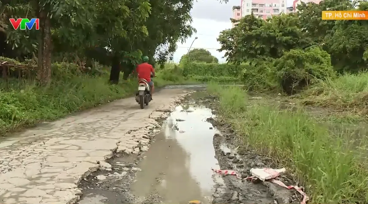 Tiềm ẩn tai nạn từ đường vào chung cư ngập sâu - Ảnh 2.