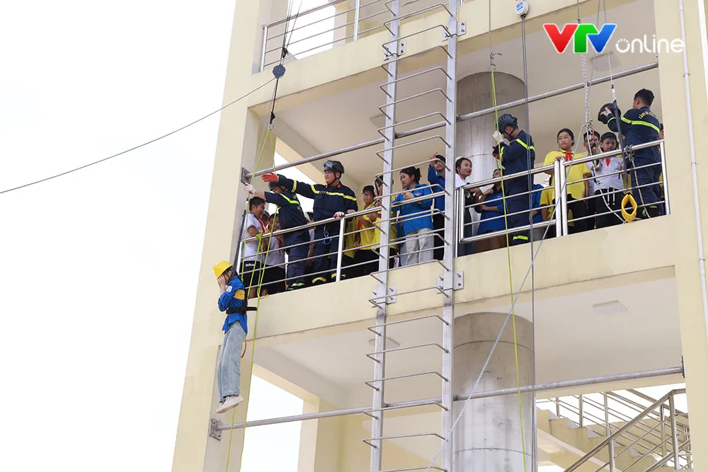 Bắc Ninh: Hơn 1.300 người dân, học sinh trải nghiệm kỹ năng phòng cháy, chữa cháy - Ảnh 2.