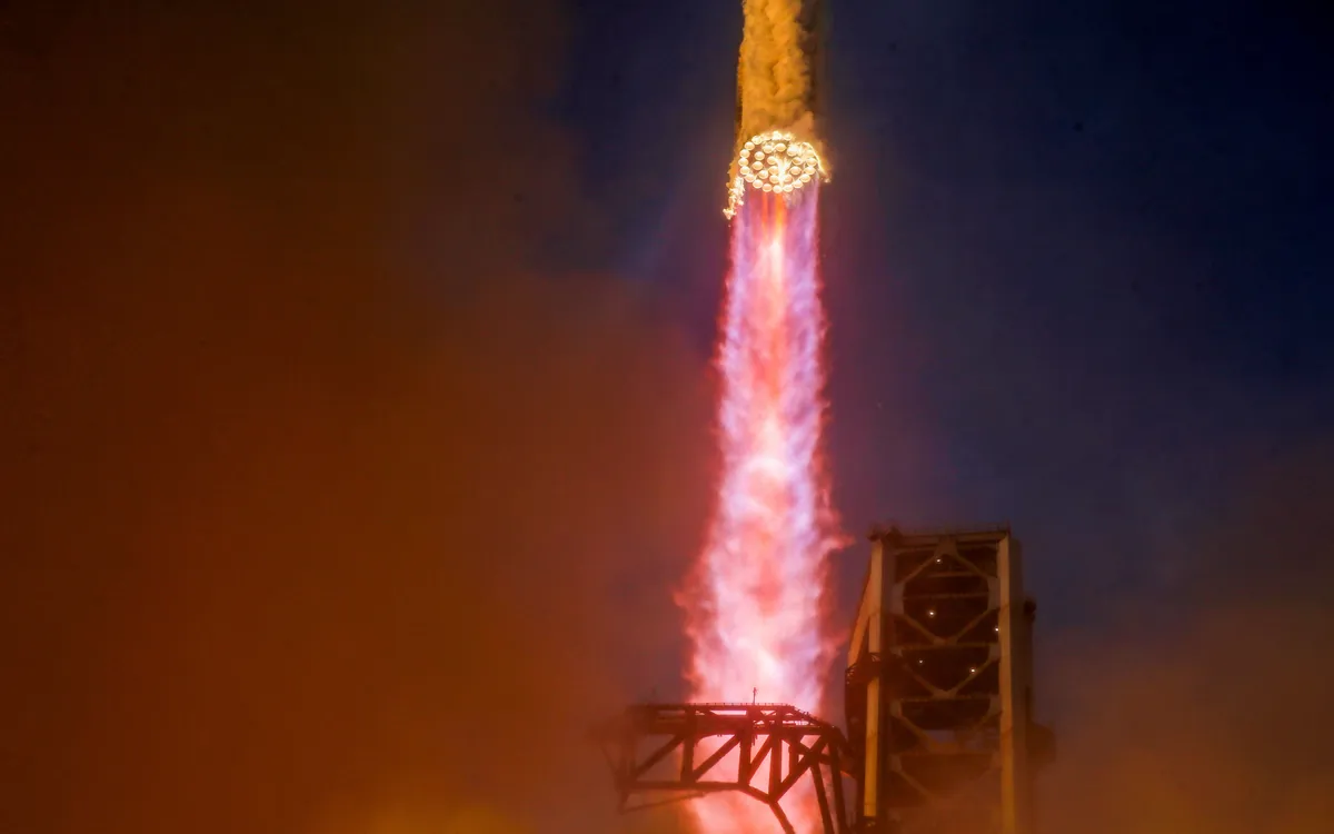 Tàu vũ trụ Starship và tên lửa đẩy Super Heavy v3 của SpaceX cất cánh trong chuyến bay thử nghiệm từ bệ phóng SpaceX tại Starbase, Texas, Mỹ, ngày 28/9/2026. (Ảnh: Reuters)
