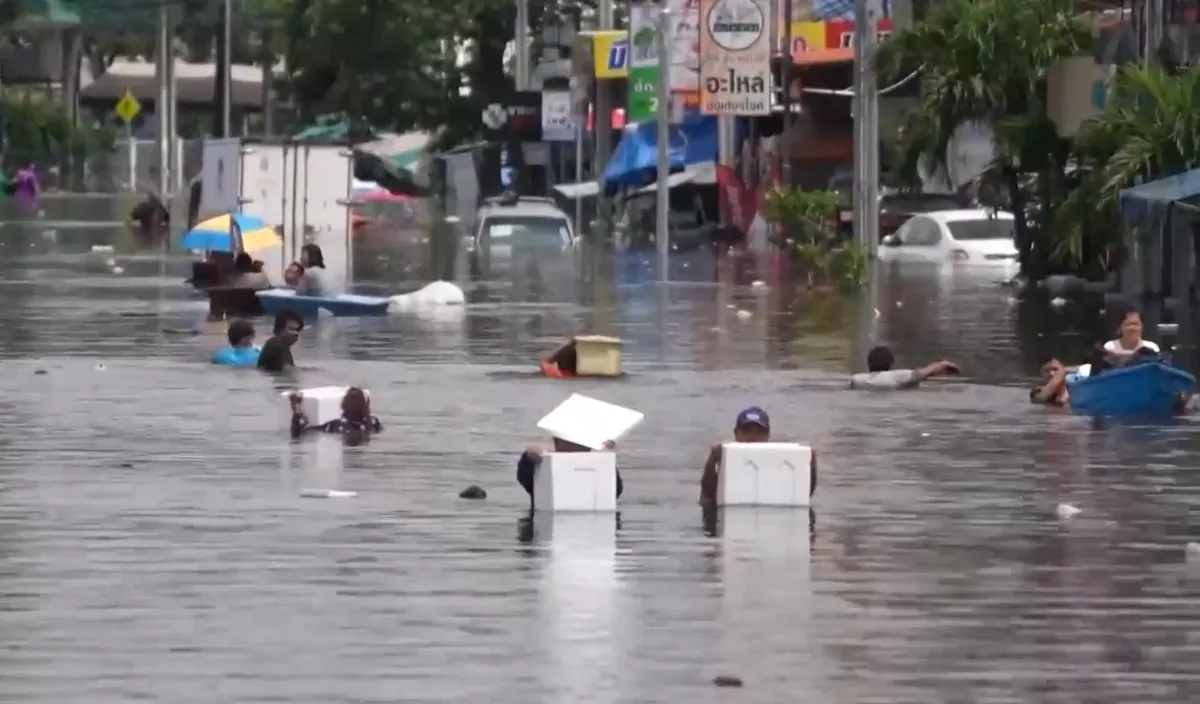Cuộc sống đảo lộn do lũ lụt tại Bangkok - Ảnh 1.