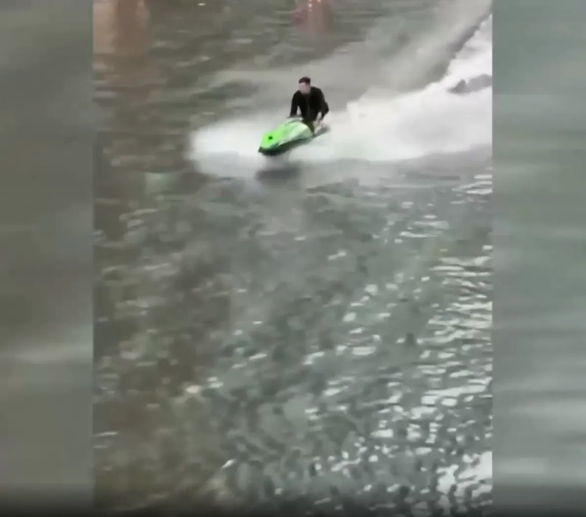 Th&aacute;i Lan: Xử phạt h&agrave;nh vi chạy m&ocirc; t&ocirc; nước tr&ecirc;n đường ngập- Ảnh 1.