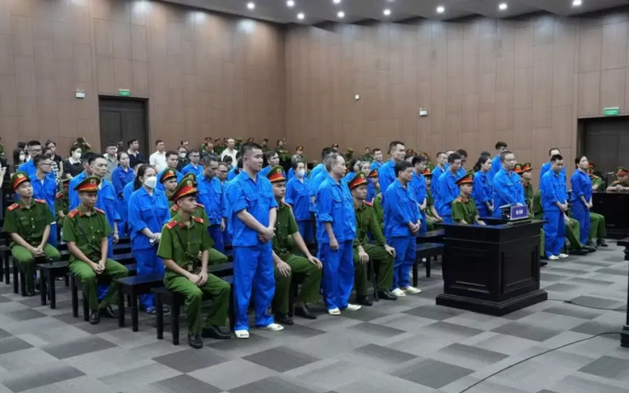Các bị cáo khai báo tại phiên tòa. (Ảnh: TTXVN)
