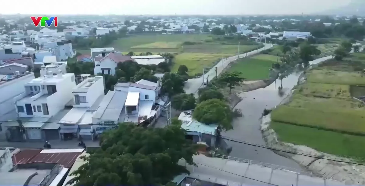 Khơi thông dòng sông trong lòng phố, góp phần giảm ngập lụt ở Nha Trang - Ảnh 1.