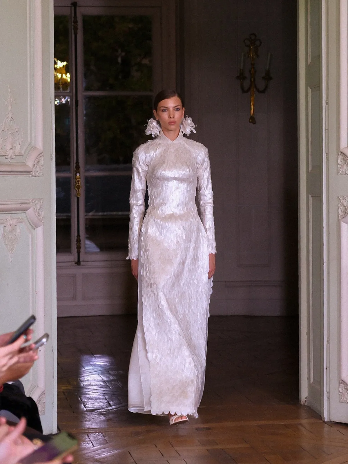NTK Việt mang lụa Bảo Lộc đến Paris Fashion Week - Ảnh 1.