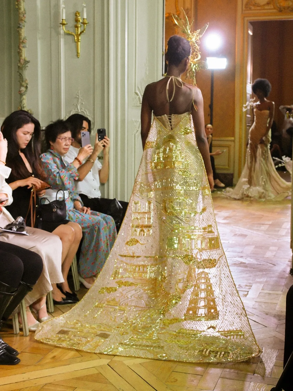 NTK Việt mang lụa Bảo Lộc đến Paris Fashion Week - Ảnh 5.