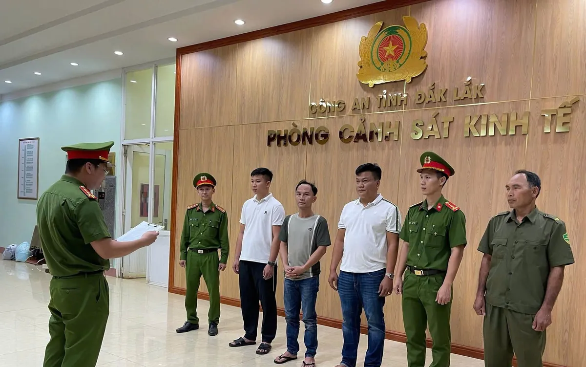 Cơ quan điều tra tống đạt quyết định khởi tố và bắt tạm giam các đối tượng buôn bán hàng giả là phân bón. (ảnh: CA)