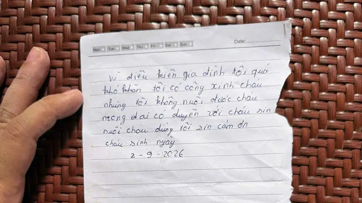 Tìm người thân của bé trai khoảng 1 tháng tuổi bị bỏ rơi ở Hà Nội - Ảnh 1.