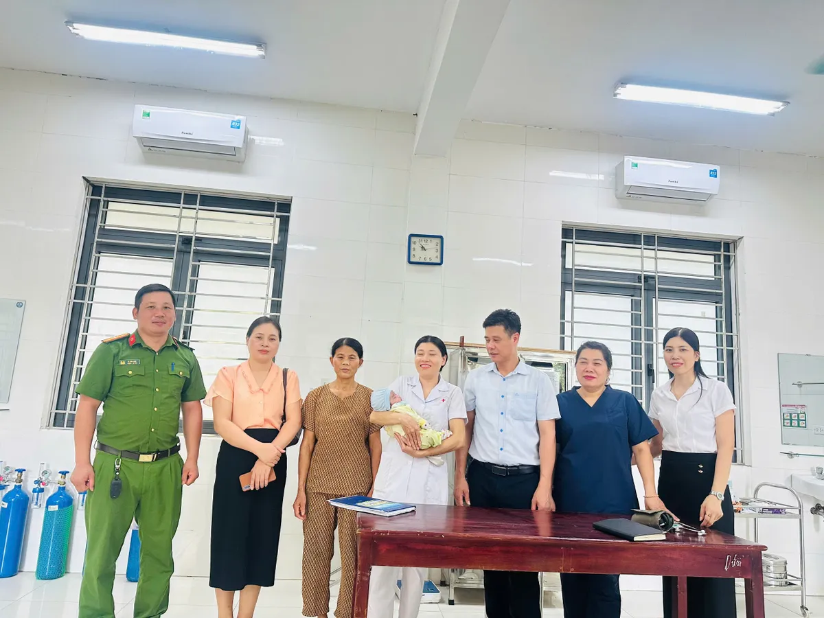 Tìm người thân của bé trai khoảng 1 tháng tuổi bị bỏ rơi ở Hà Nội - Ảnh 3.