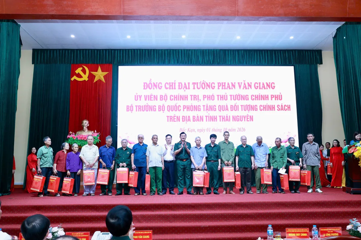 Đại tướng Phan Văn Giang tiếp x&uacute;c cử tri tỉnh Th&aacute;i Nguy&ecirc;n trước Kỳ họp thứ Hai, Quốc hội kh&oacute;a XVI - Ảnh 6.