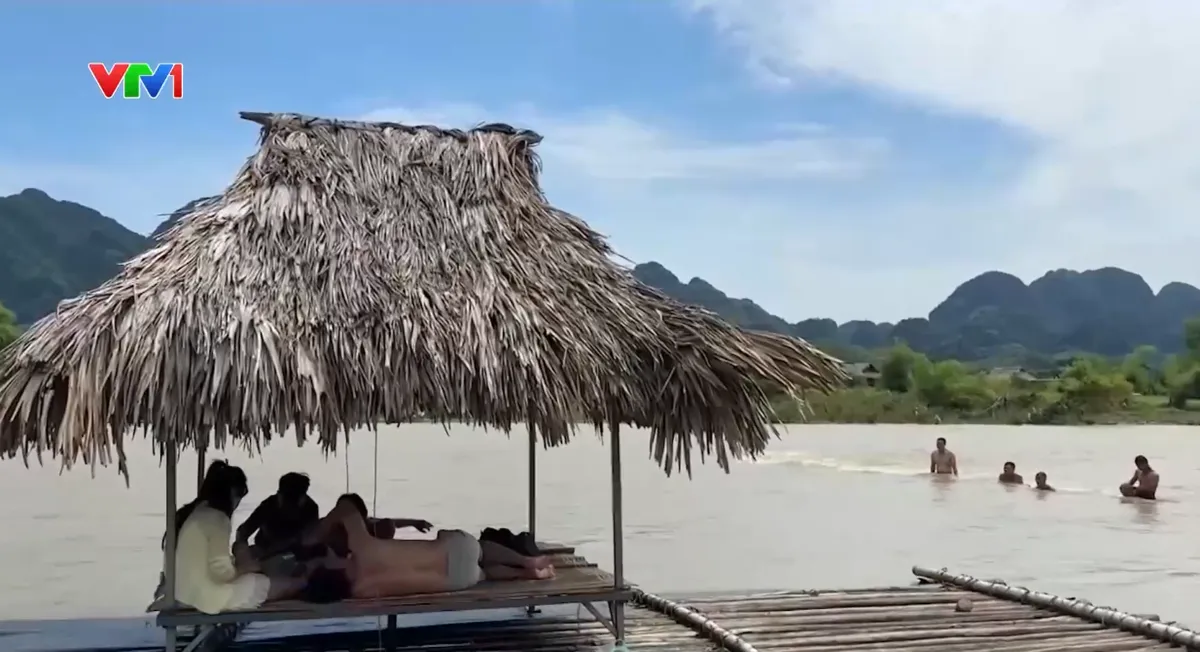 Bè du lịch tự phát lấn chiếm lòng sông Bôi (Phú Thọ) - Ảnh 2.