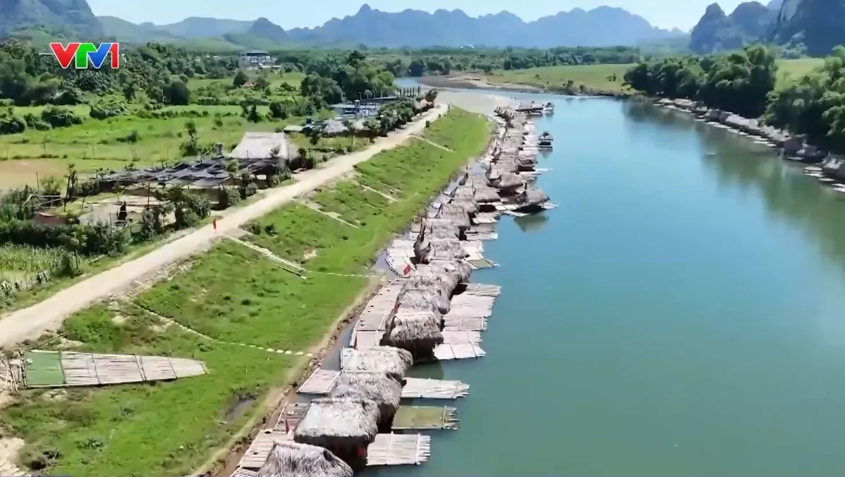 Bè du lịch tự phát lấn chiếm lòng sông Bôi (Phú Thọ) - Ảnh 1.