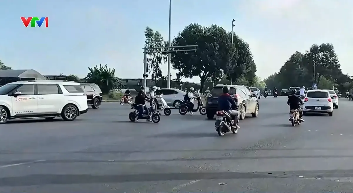 Đèn tín hiệu tại ngã năm ở Hà Nội không hoạt động, nguy cơ tai nạn rình rập - Ảnh 2.