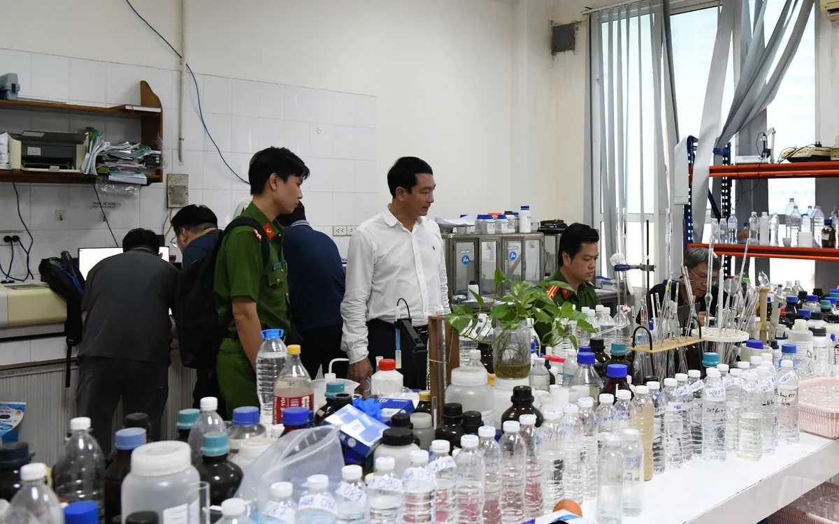 Hiện trường cơ quan công an thu thập chứng cứ tại Viện/Trung tâm bị khởi tố về tội "Giả mạo trong công tác". 