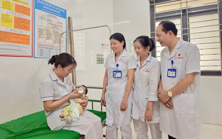 Cháu bé được đưa đến Trạm Y tế xã Phú Nghĩa để kiểm tra sức khỏe. Ảnh: UBND