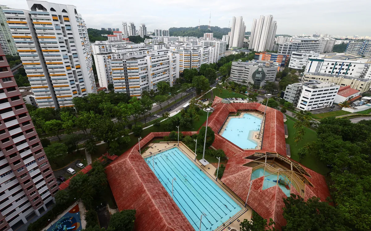 Bể bơi công cộng nằm giữa các khu chung cư nhà ở xã hội tại Singapore (Ảnh: Reuters)