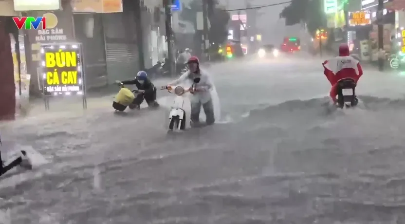 Nhiều khu vực ở TP Hồ Ch&iacute; Minh ngập s&acirc;u do mưa lớn- Ảnh 1.