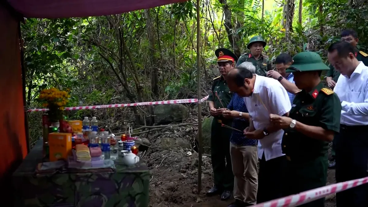 TP. Huế: Khảo sát khu vực nghi có hố chôn tập thể hài cốt liệt sĩ tại đèo Hải Vân - Ảnh 4. TP. Huế: Khảo sát khu vực nghi có hố chôn tập thể hài cốt liệt sĩ tại đèo Hải Vân - Ảnh 4.
