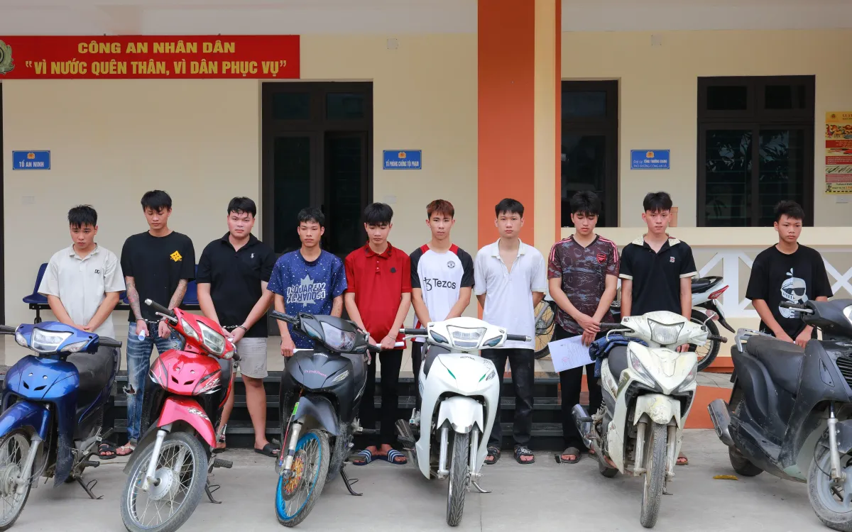 Các đối tượng cùng tang vật tại cơ quan công an. Ảnh: CACC