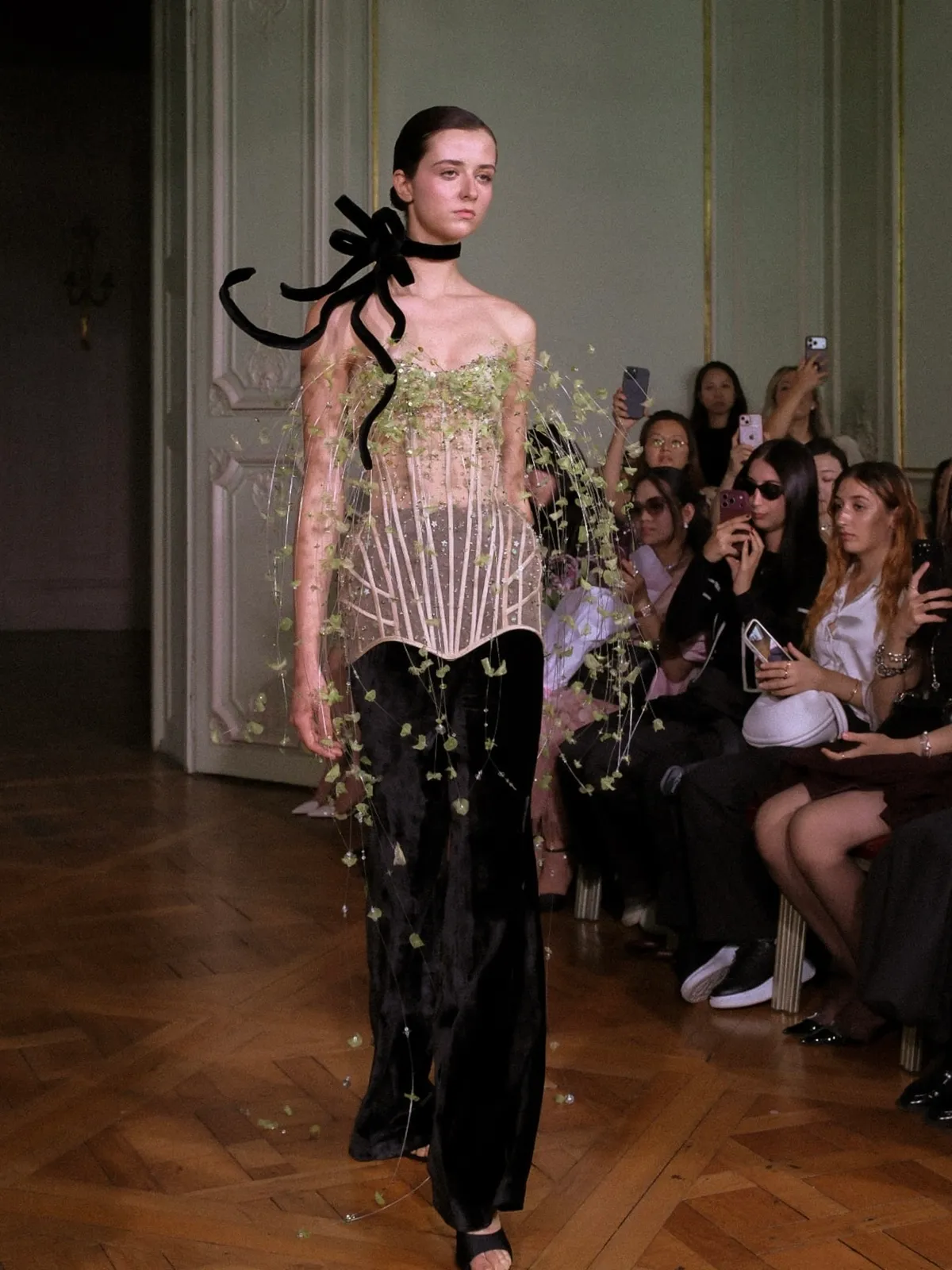 NTK Việt mang lụa Bảo Lộc đến Paris Fashion Week - Ảnh 4.
