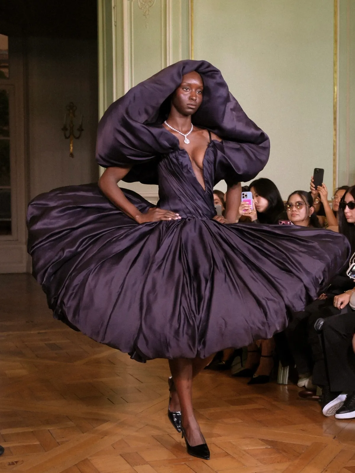 NTK Việt mang lụa Bảo Lộc đến Paris Fashion Week - Ảnh 3.