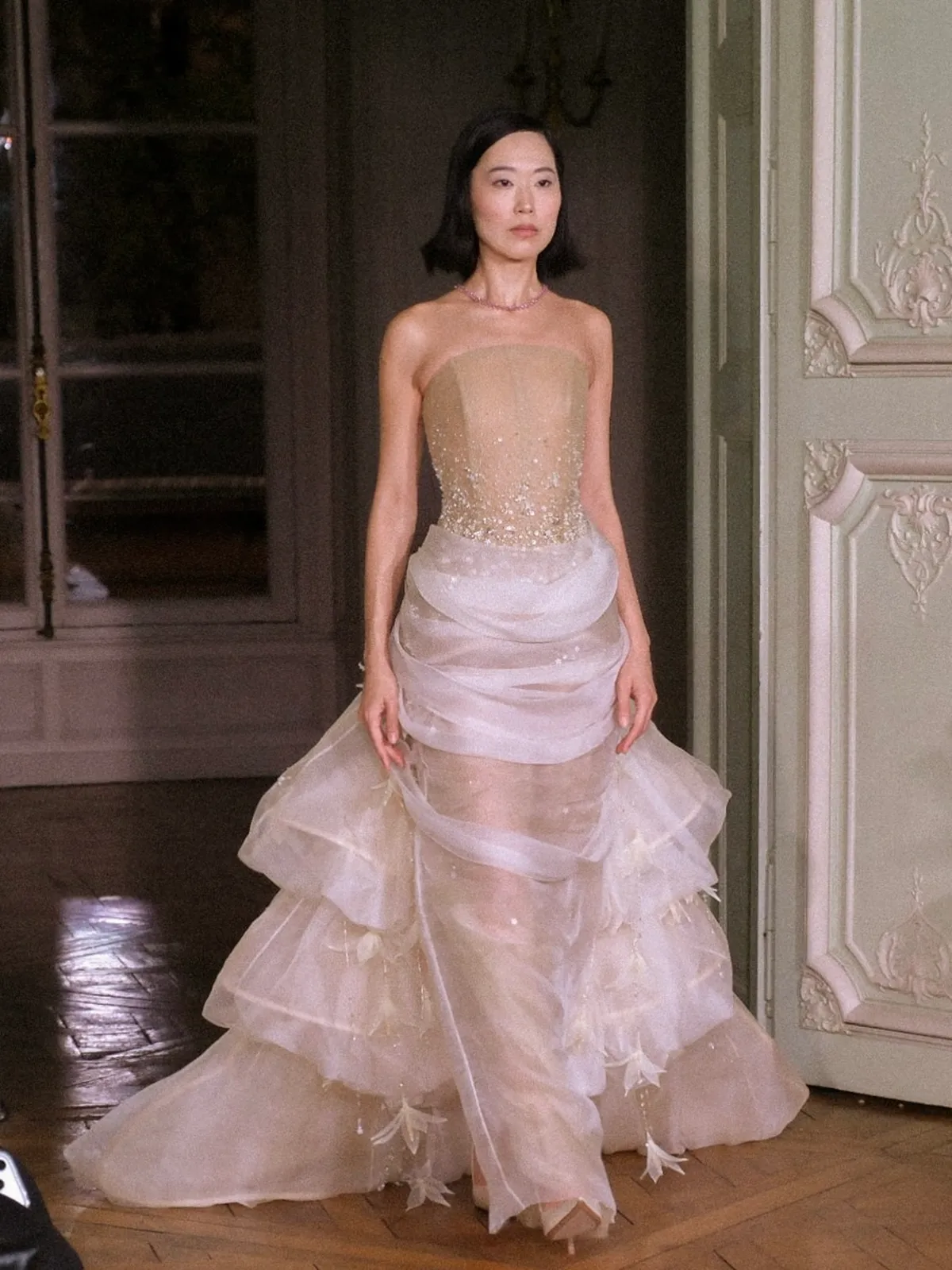 NTK Việt mang lụa Bảo Lộc đến Paris Fashion Week - Ảnh 2.